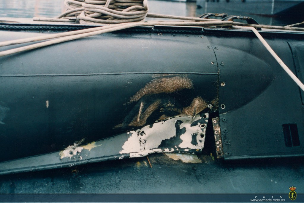 1994. Desperfectos en el carenado de la libre circulación del "Delfin" después que un torpedo de ejercicio lanzado por él mismo le alcanzase. 